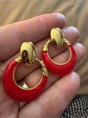 Vintage 80s Gold Tone Hammered & Red Enamel Doorknocker Earrings